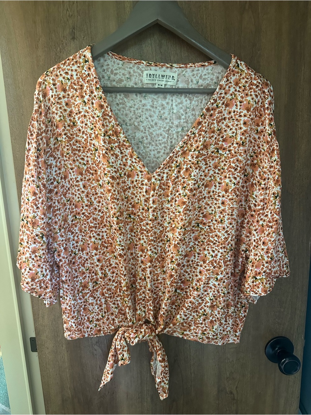 Idyllwind Peach White Floral Tie-Front V-Neck Medium pit to pit 22 L 23 soft